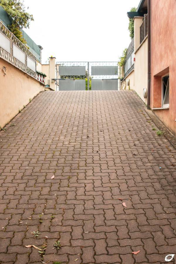 2-Bedroom Apt, With Balcony & Aircondition - 50 M From The Beach Marina di Pietrasanta Ngoại thất bức ảnh