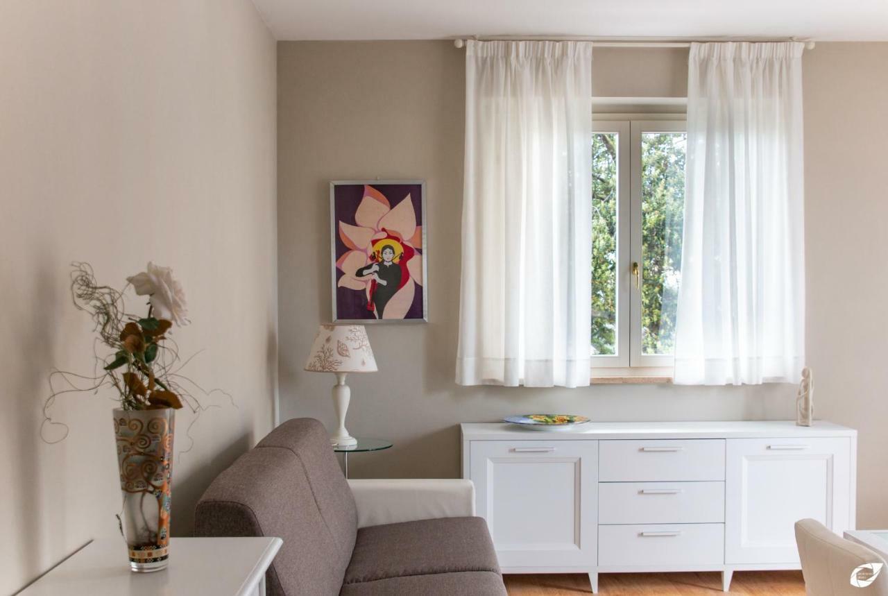 2-Bedroom Apt, With Balcony & Aircondition - 50 M From The Beach Marina di Pietrasanta Ngoại thất bức ảnh